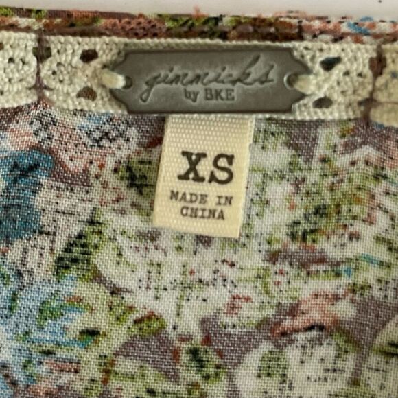 GIMMICKS by BKE Floral Fringe Kimono. - Picture 10 of 10